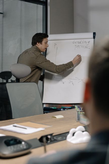 Birou de avocatură cu documente și un laptop deschis